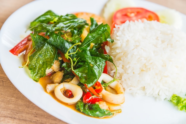 Free photo spicy fried basil leaf with seafood and rice