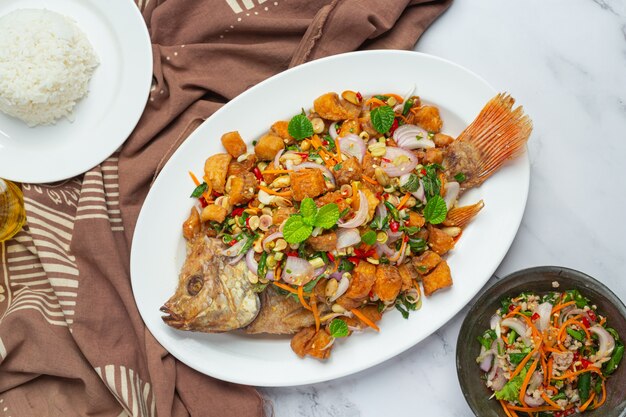 Острый жареный рыбный салат тубтим, пряная тайская еда.