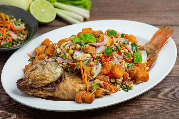 Острый жареный рыбный салат тубтим, пряная тайская еда.