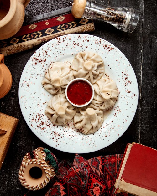 ジョージア語のヒンカリ (Khinkali) とアジカ (Adjika)