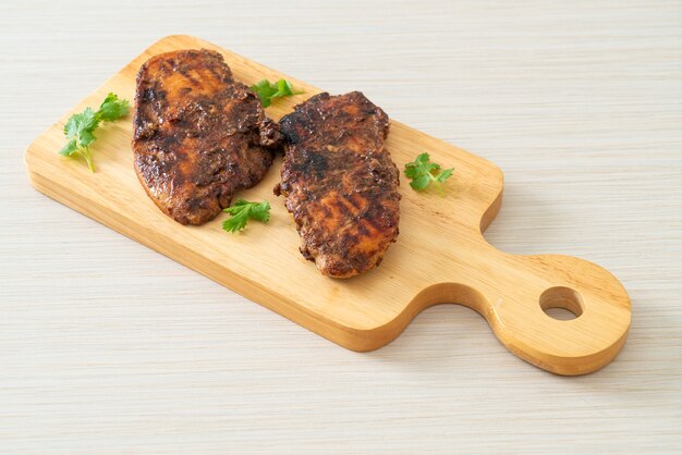 Пикантный ямайский вяленый цыпленок-гриль - ямайский стиль еды Premium Фотографии