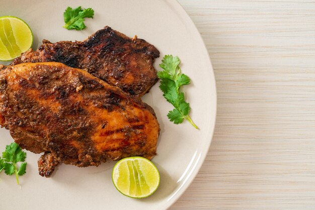 Острый жареный ямайский вяленый цыпленок на гриле - ямайский стиль еды
