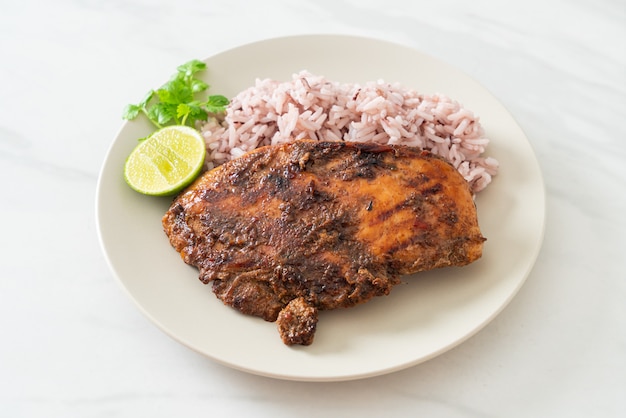Острый ямайский вяленый цыпленок на гриле с рисом - ямайский стиль еды