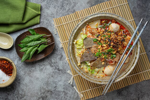 トムヤムと呼ばれるスパイシーなインスタントラーメンタイスタイル。