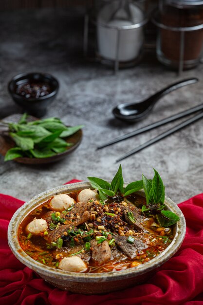 トムヤムと呼ばれるスパイシーなインスタントラーメンタイスタイル。