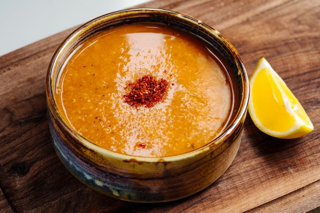 Free photo spicy lentil soup with side lemon