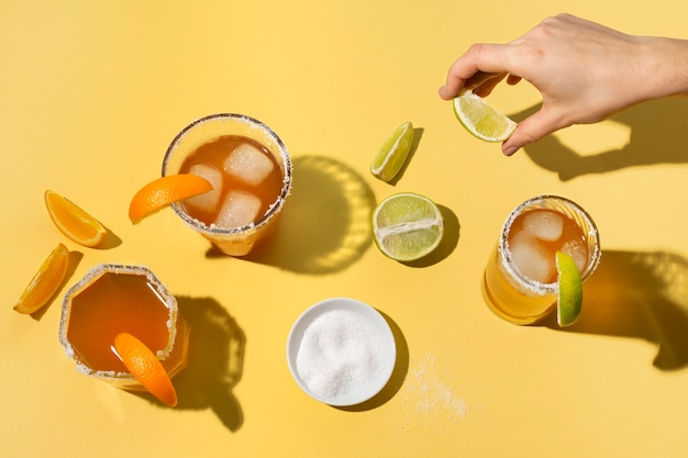 Foto gratuita disposizione di bevande speziate micheladada