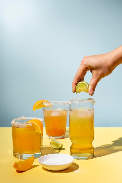 Foto gratuita disposizione di bevande speziate micheladada