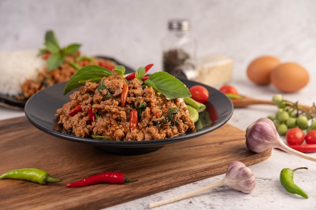 Free photo spicy minced pork and rice on a black plate.