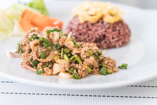 Spicy minced pork salad with berry rice