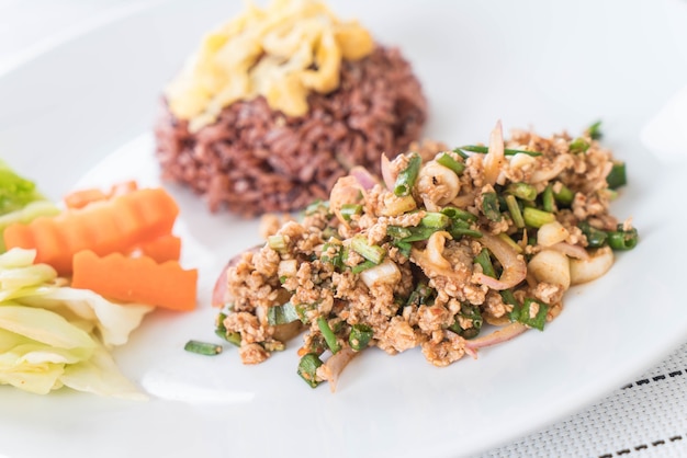 Spicy minced pork salad with berry rice