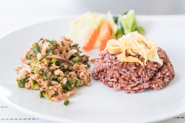 Spicy minced pork salad with berry rice