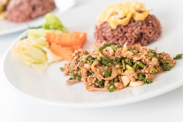 Free photo spicy minced pork salad with berry rice