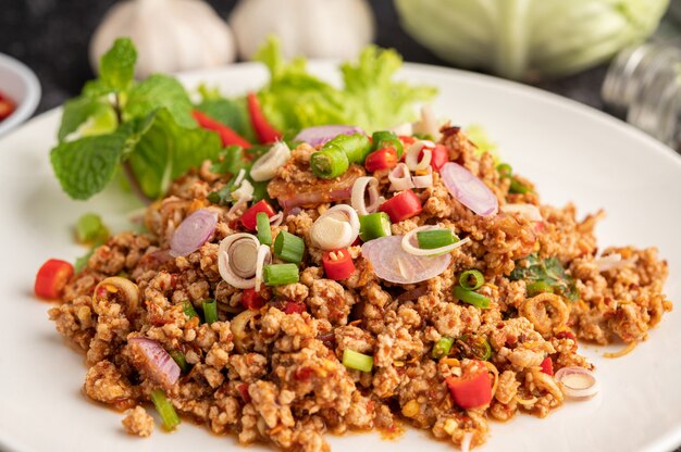 Spicy minced pork salad with chili flakes