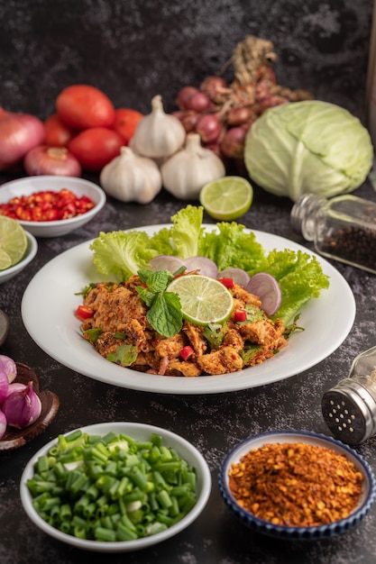 Spicy minced pork salad with chili flakes