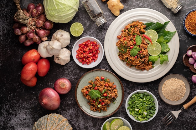 Spicy minced pork salad with chili flakes