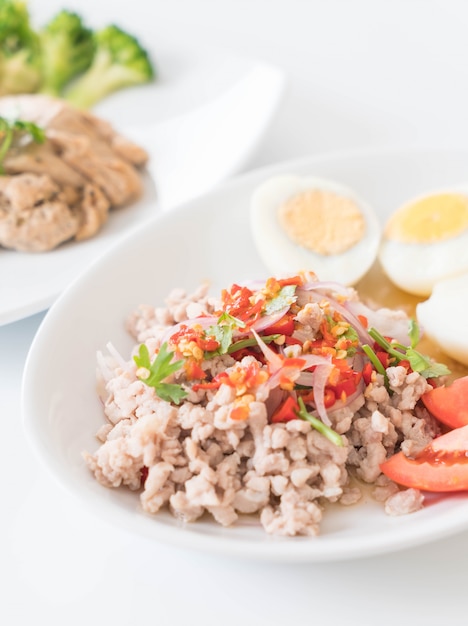 Spicy minced pork salad with egg