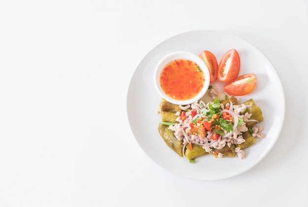 Free photo spicy minced pork salad with flaming eggplant