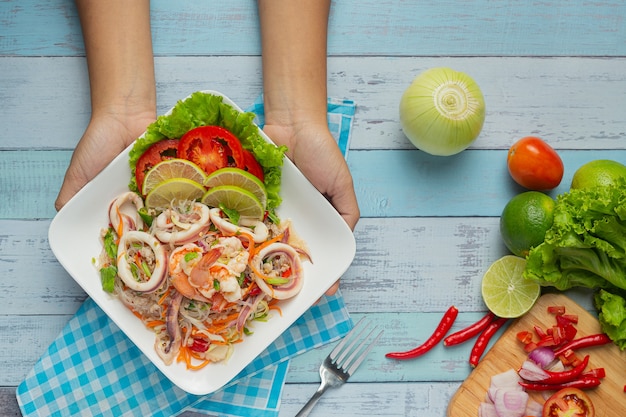 Insalata di mare mista piccante con ingredienti alimentari tailandesi.