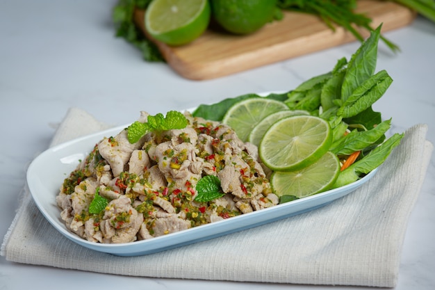 Острый салат из свинины Подается со свежими хрустящими стеблями капусты. Тайская кухня.