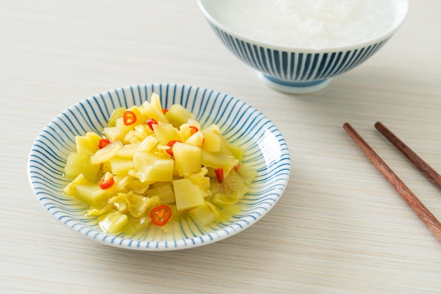 Острый салат из маринованной капусты или сельдерея с кунжутным маслом - азиатская кухня