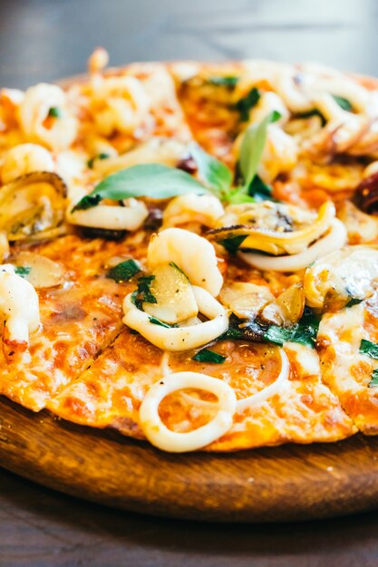 Spicy seafood pizza