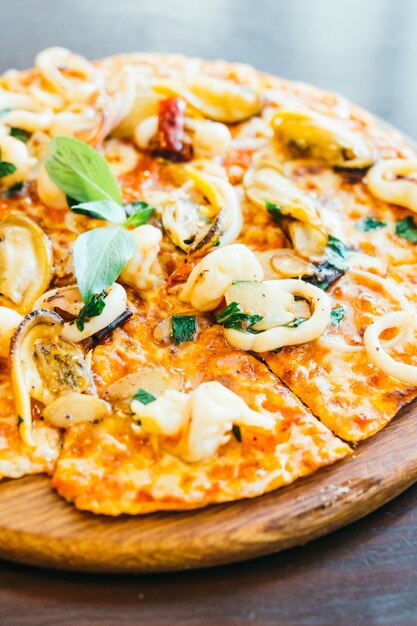 Spicy seafood pizza