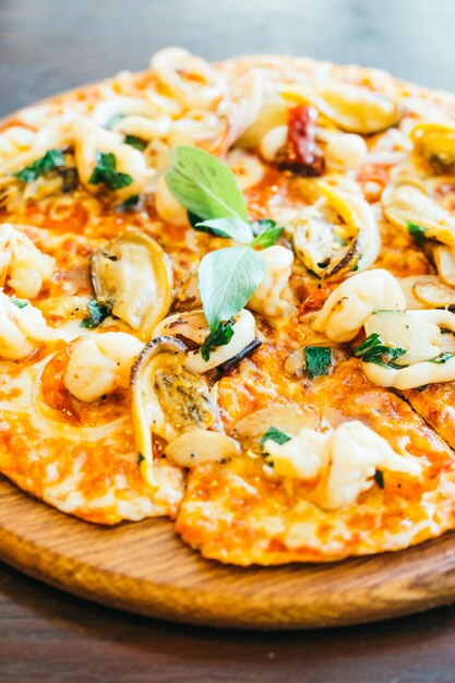 Spicy seafood pizza