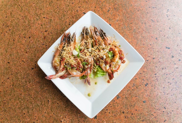 Free photo spicy shrimp grilled with garlic