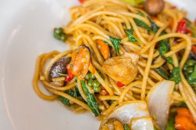 Gli spaghetti piccanti con frutti di mare.