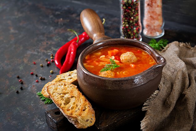 ミートボール、パスタ、野菜のピリ辛トマトスープ。健康的な夕食