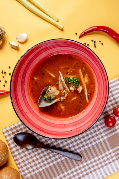 바다 음식과 매운 토마토 수프