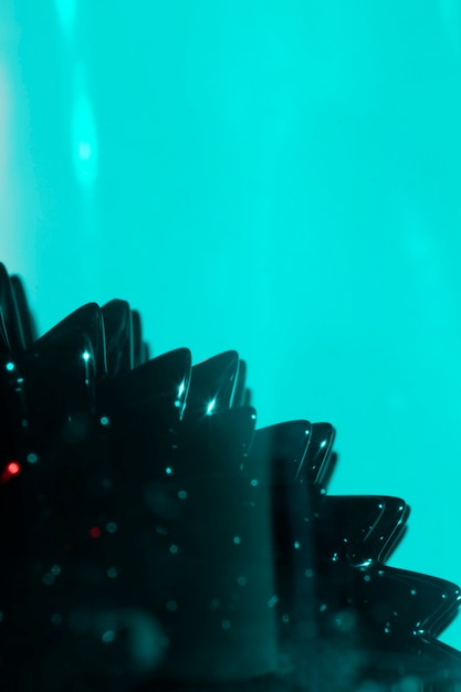Бесплатное фото Колючий синий ферромагнитный жидкий металл с копией пространства