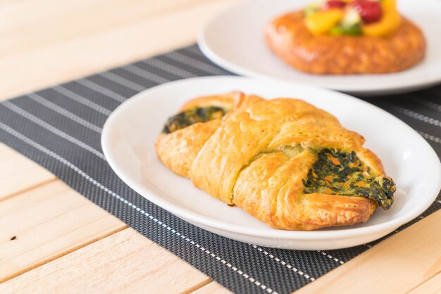 Free photo spinach croissant