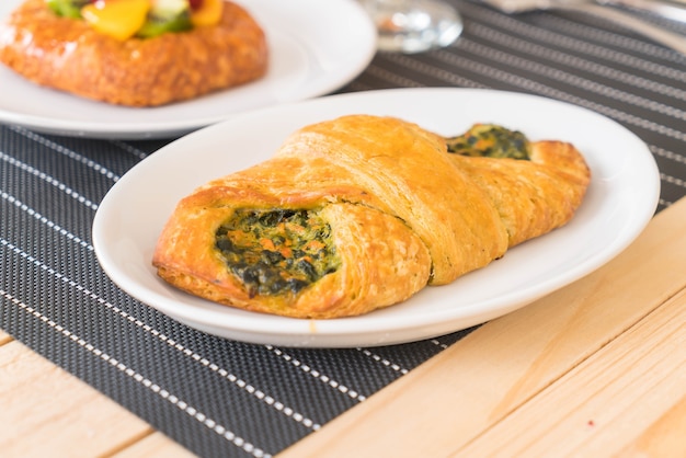 Foto gratuita croissant di spinaci