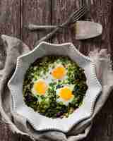 Foto gratuita spinaci e uova