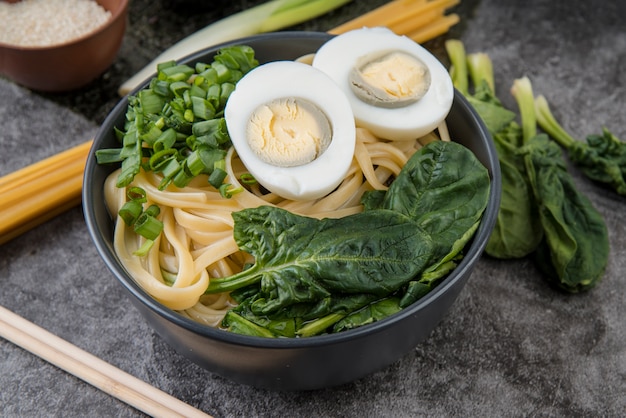 Free photo spinach and eggs ramen soup high view