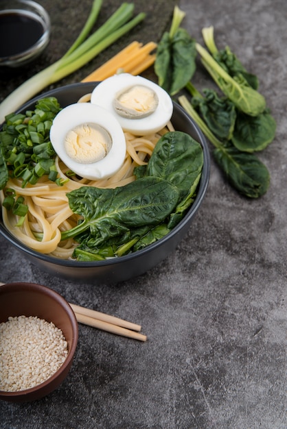 Free photo spinach and eggs ramen soup