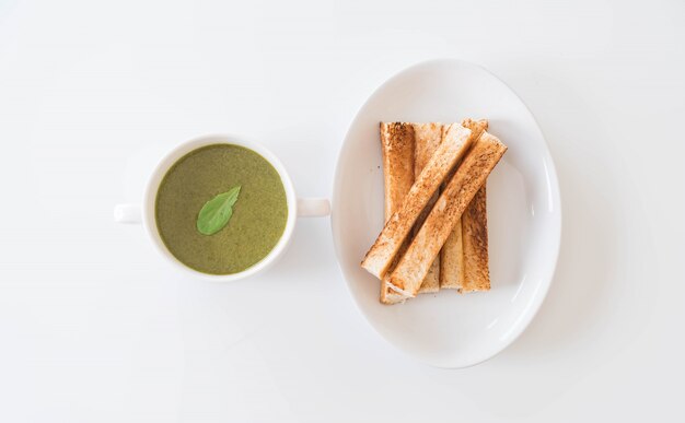 Spinach soup with spinach leaves and bread