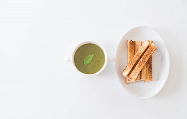 Spinach soup with spinach leaves and bread