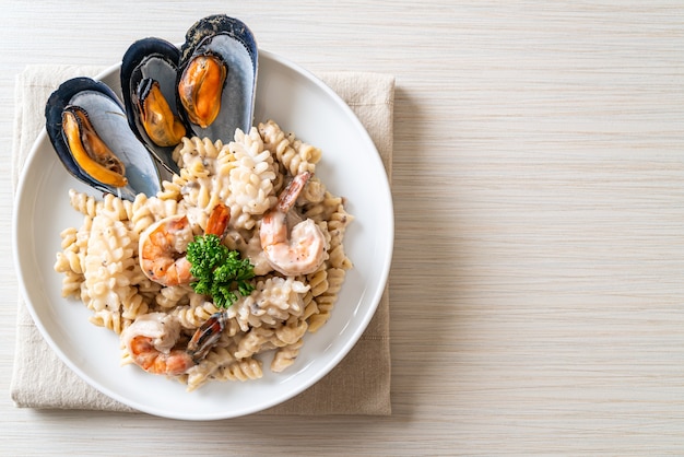 Спиральная паста со сливочно-грибным соусом и морепродуктами - итальянская кухня