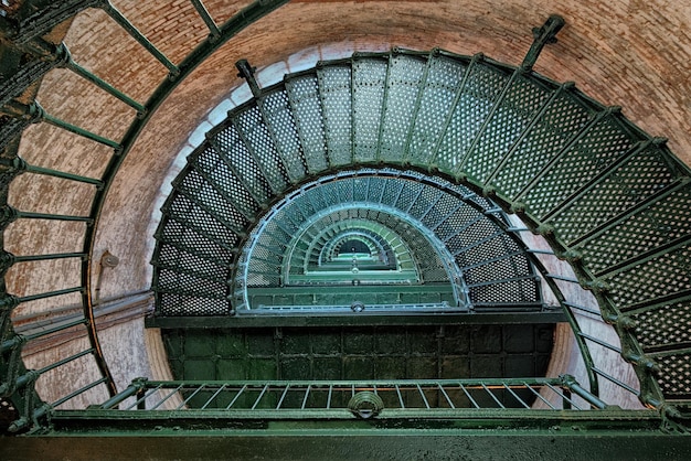 Винтовая лестница внутри маяка Карритак-Бич в Королле, США.