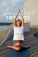 Foto gratuita ritiro spirituale con donna sulla stuoia di yoga