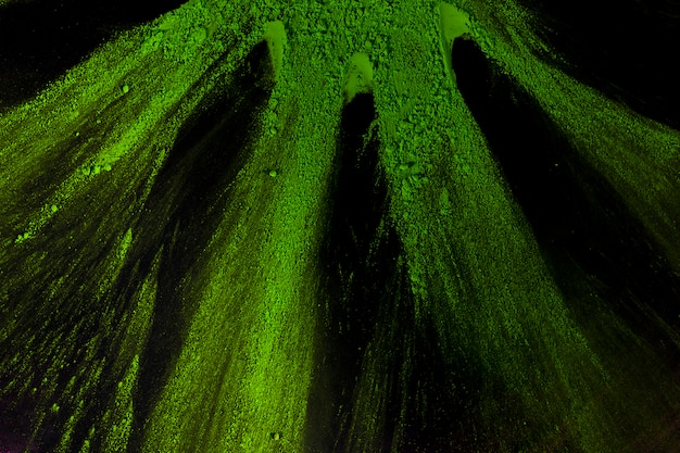 黒い表面に緑のホーリー色のしぶき