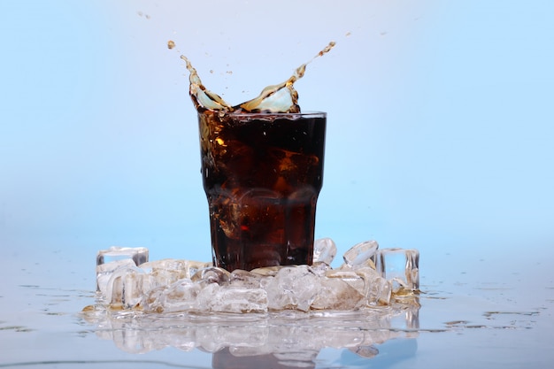 Foto gratuita spruzzi di bevanda fredda di cola