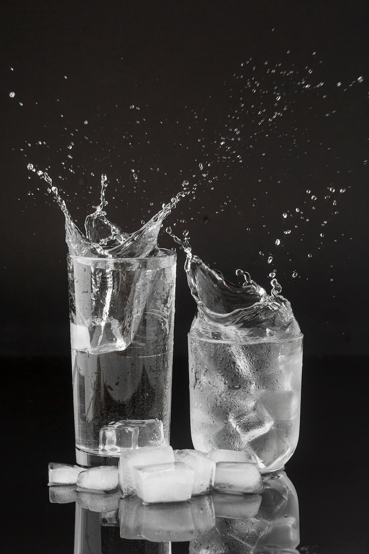 Free Photo splashes of water in transparent glasses