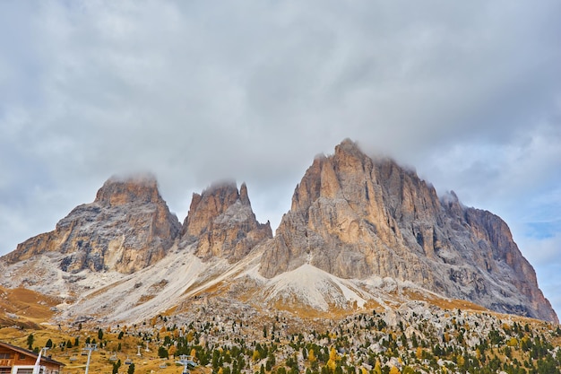 Free photo splendid morning view from the top of giau pass colorful autumn landscape in dolomite alps cortina d'ampezzo location italy europe