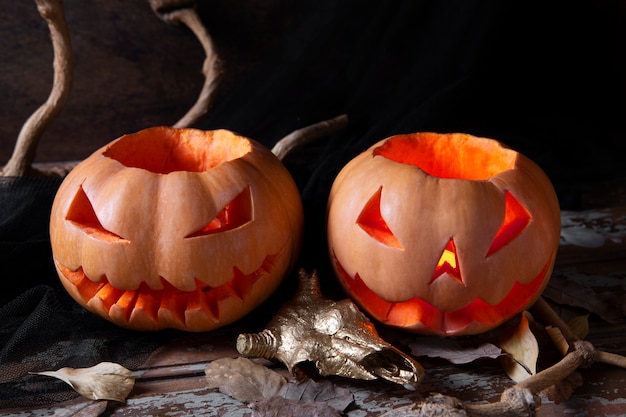 Foto gratuita lanterna di zucca intagliata di halloween spettrale