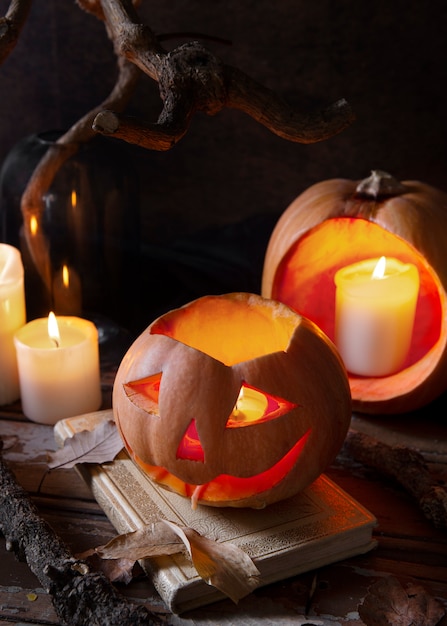 Foto gratuita lanterna di zucca intagliata di halloween spettrale