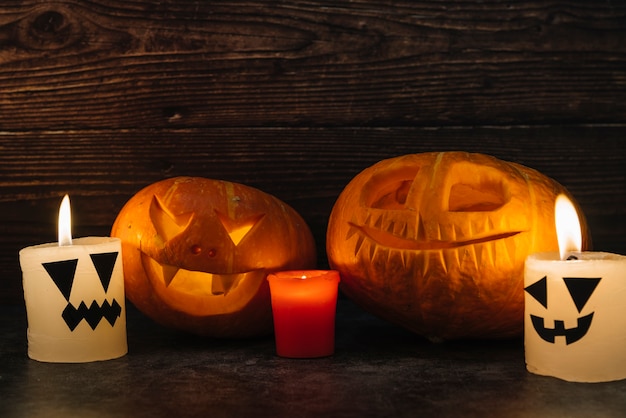 Foto gratuita spooky halloween intagliato zucche e candele